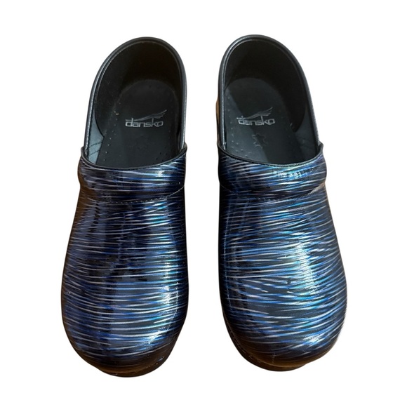 Dansko Women’s Size 38 Metallic Blue Silver Wavy Striped Professional Clogs - Picture 1 of 5